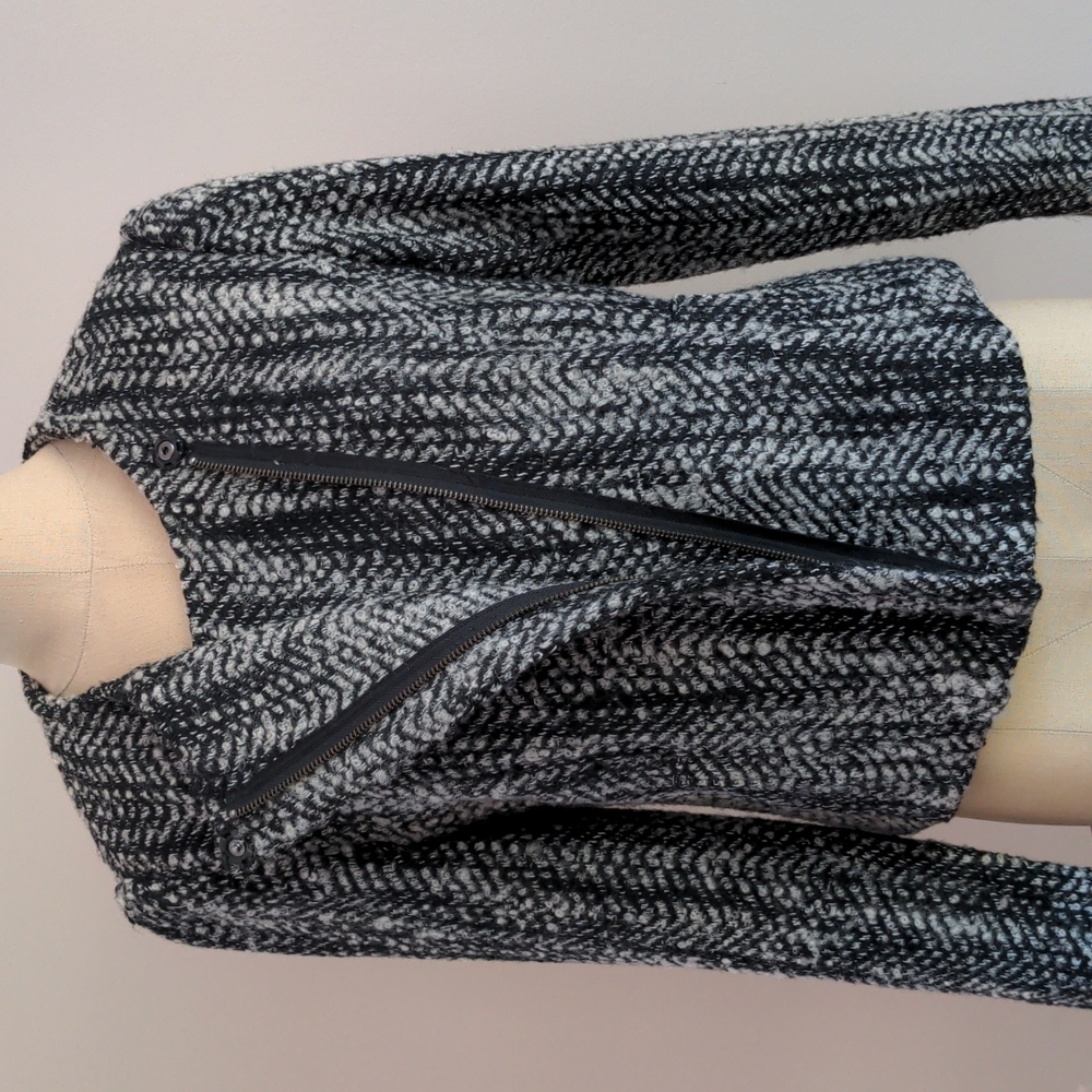 CAbi black & white tweed cropped jacket size 8